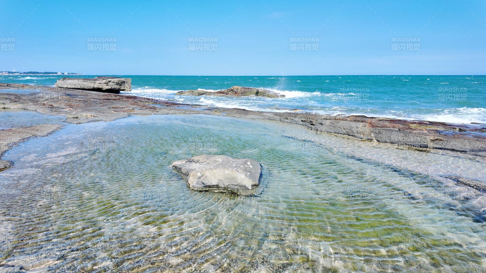 泉州清澈海水岩石滩图片