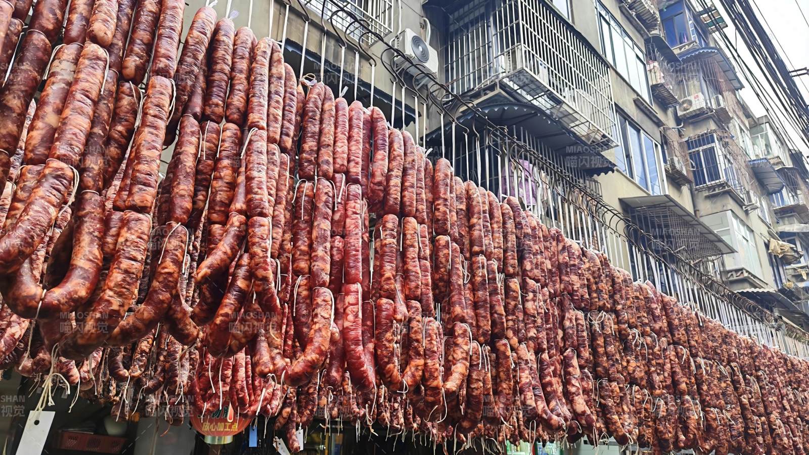 腊肠挂满街景图片