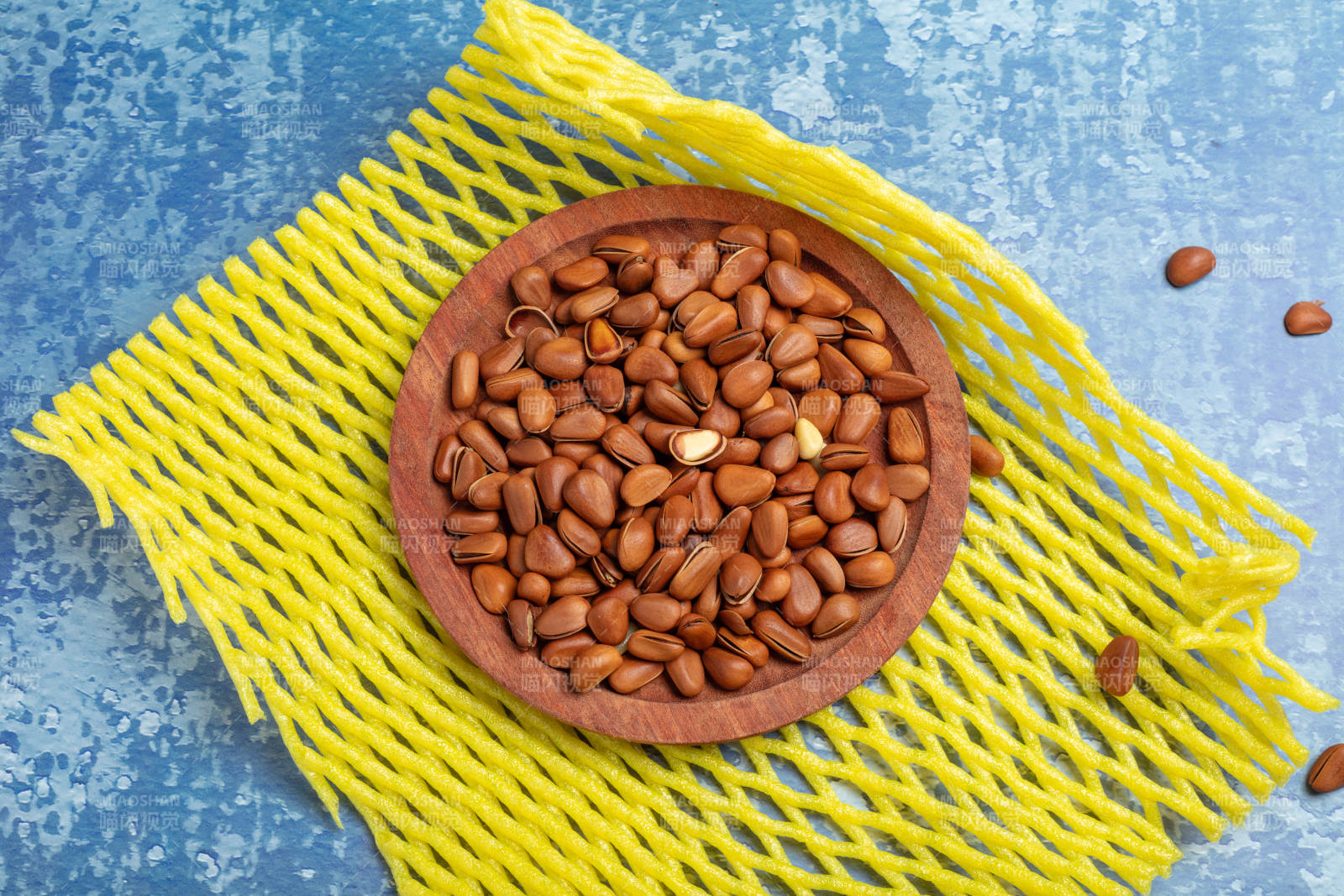 蓝色背景松子图片