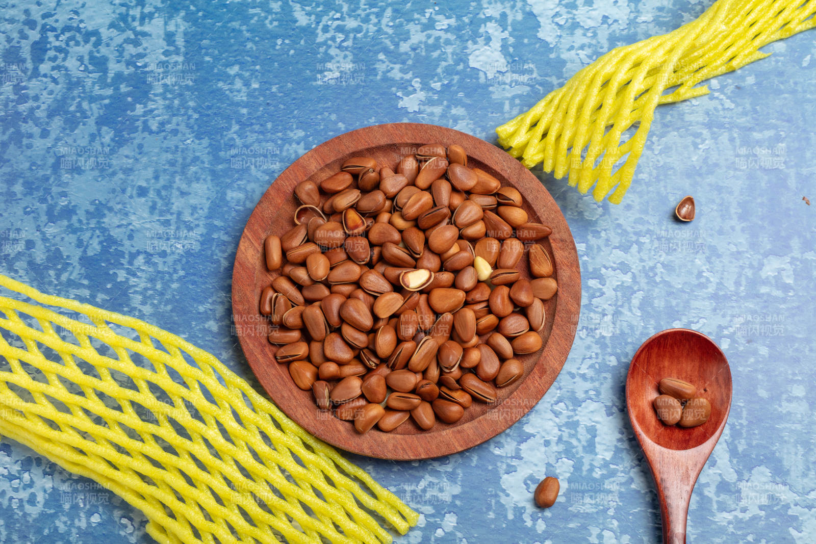 蓝色背景松子图片