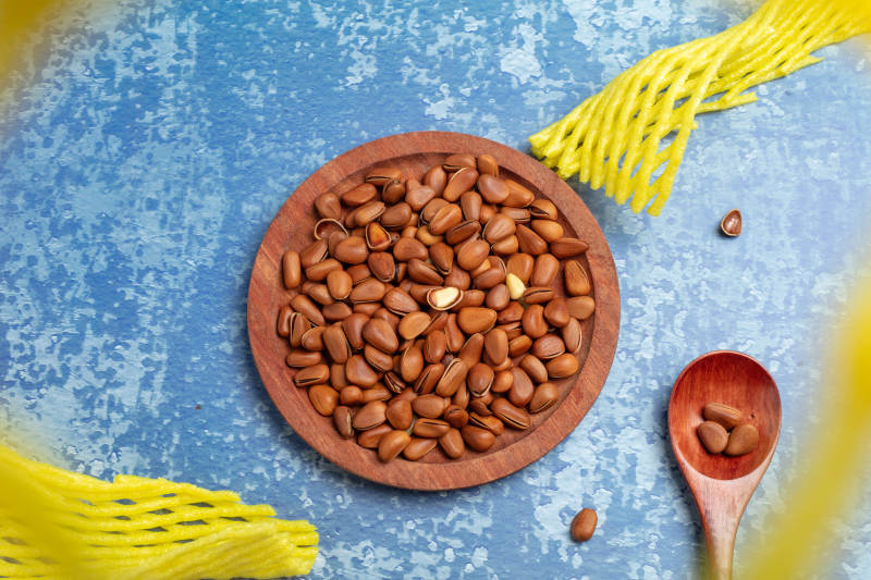 蓝色背景松子坚果盘图片