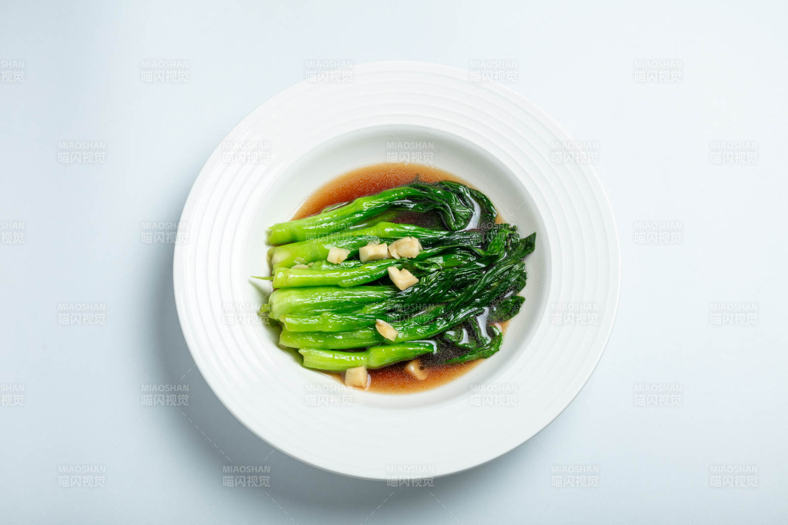 清炒芥兰配蒜蓉图片