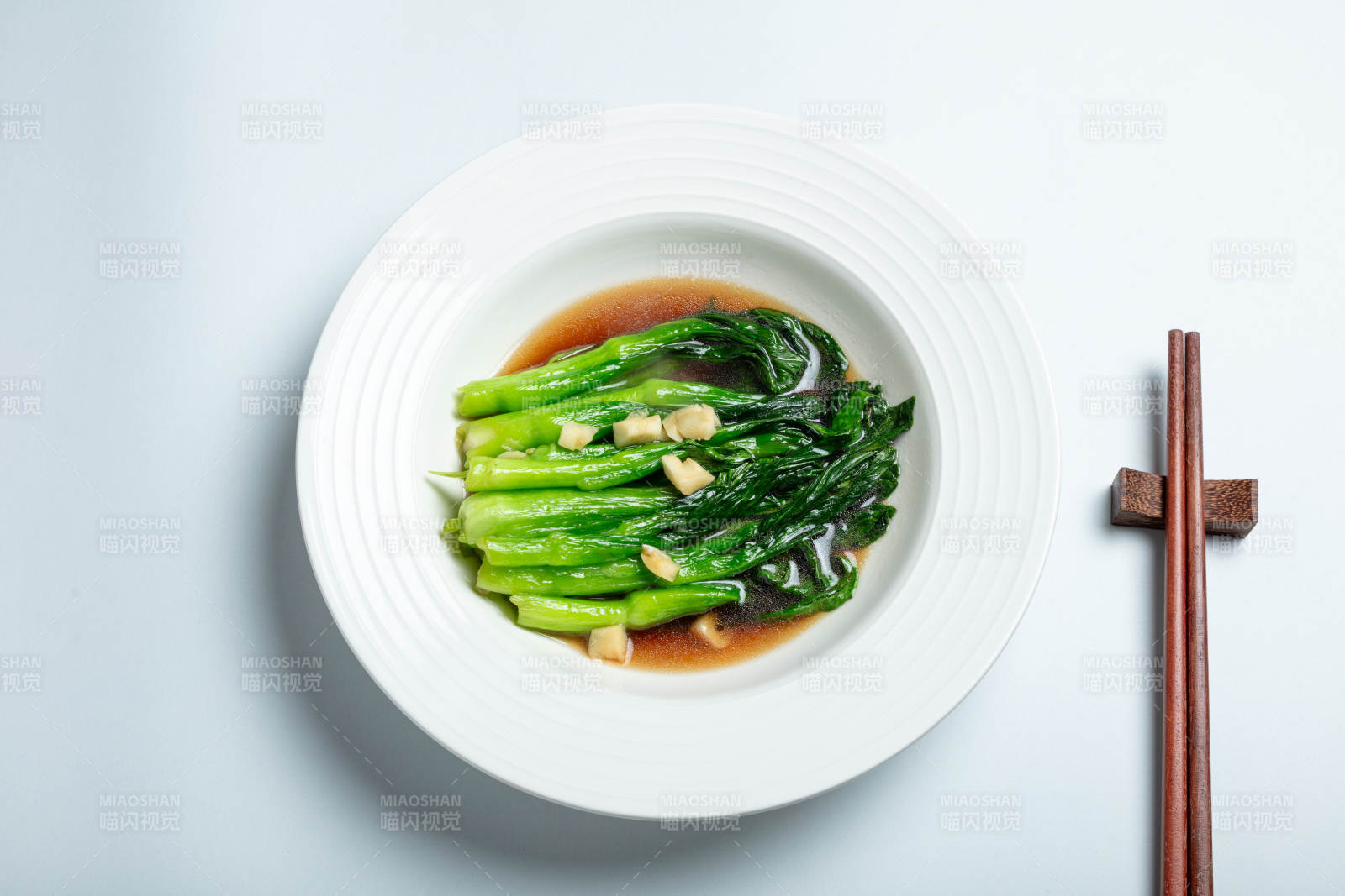 清炒芥兰配蒜片图片