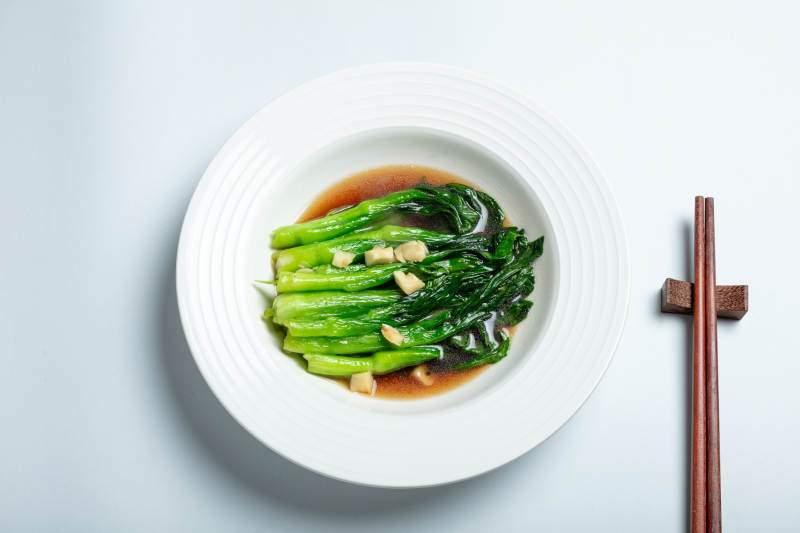 清炒芥兰配蒜片图片