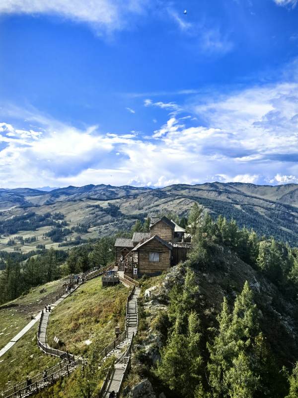 山间木屋风光，新疆图片