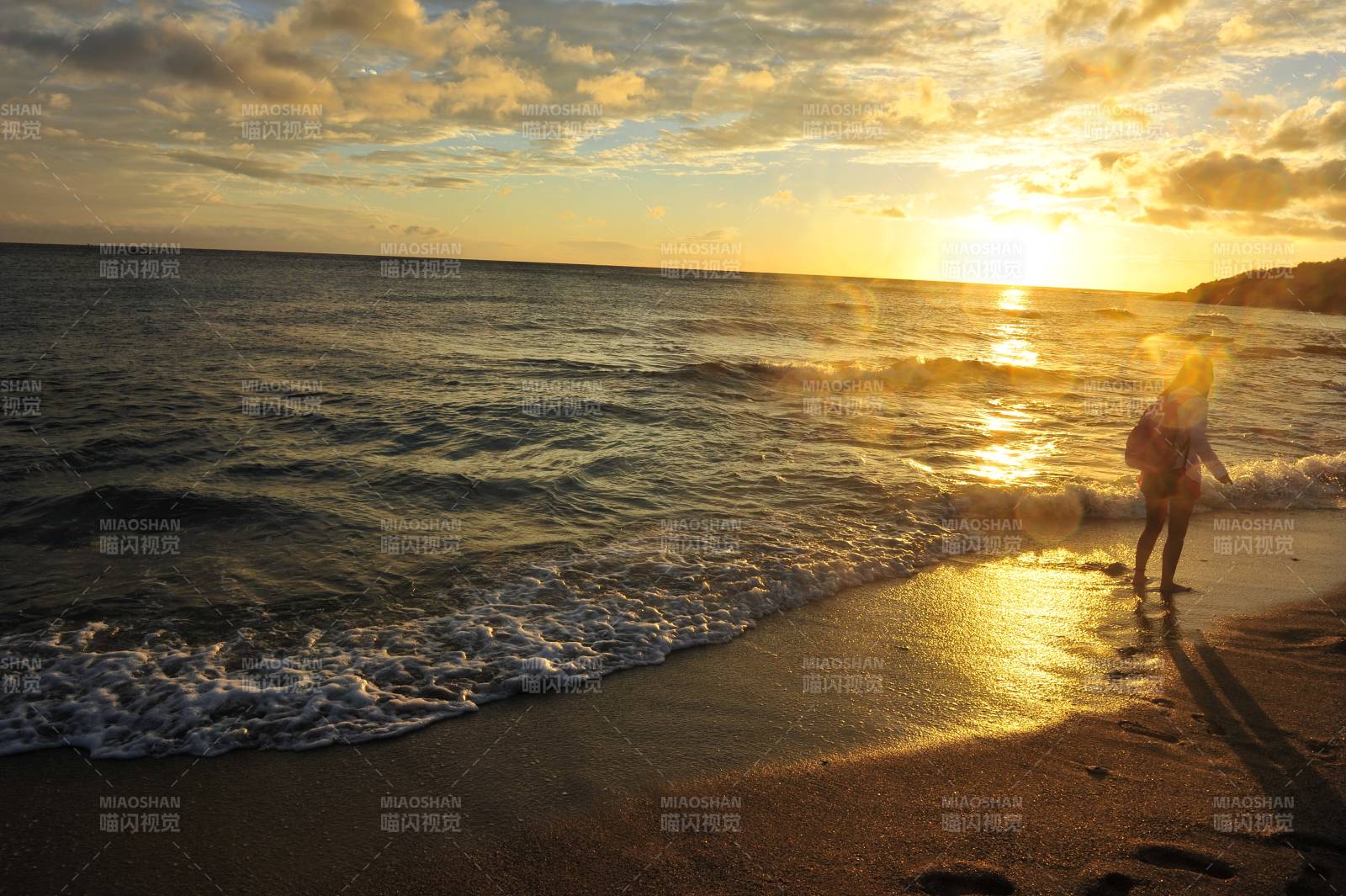 夕阳海滩剪影图片