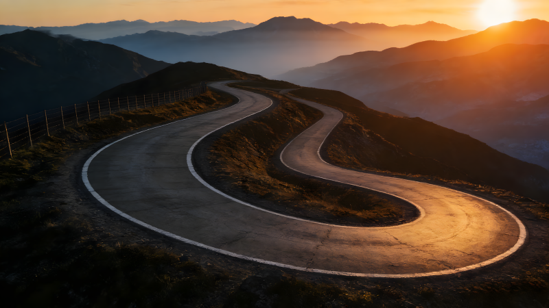 山路蜿蜒入夕阳图片
