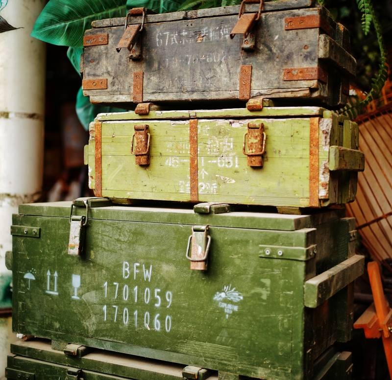 旧军用箱堆叠图片