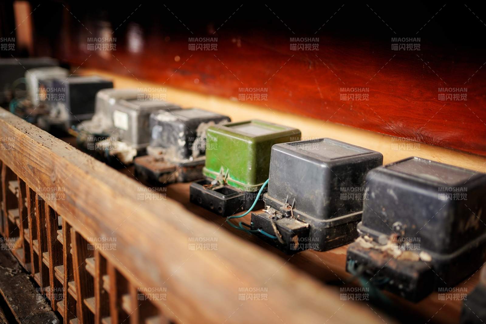 旧货市场旧电池排列成行图片