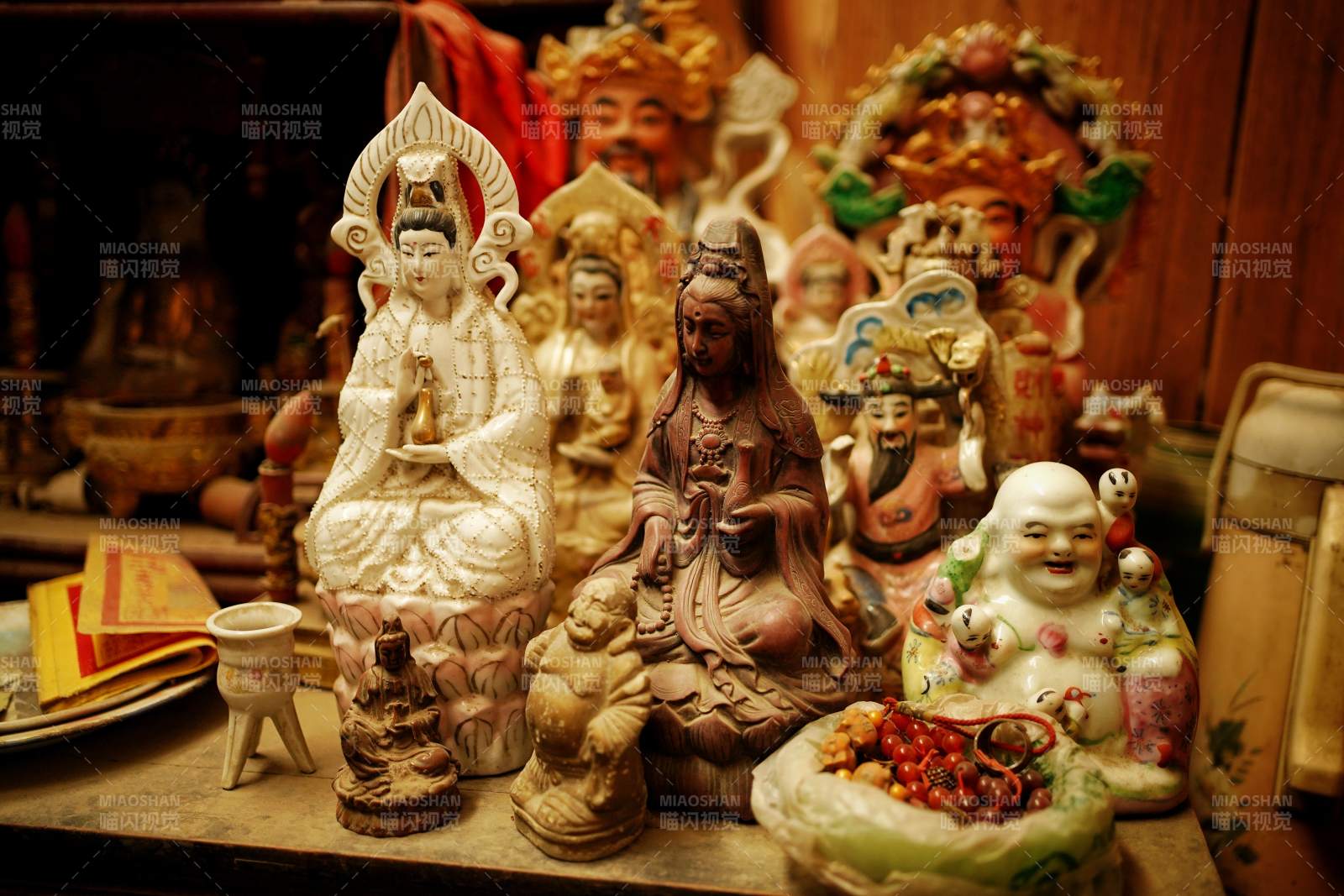 佛像摆件陈列图片