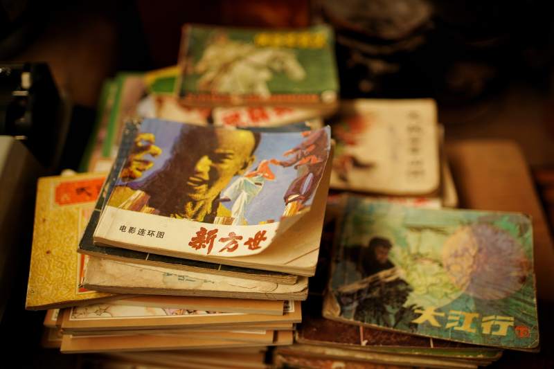 旧货市场旧书堆中的时光图片