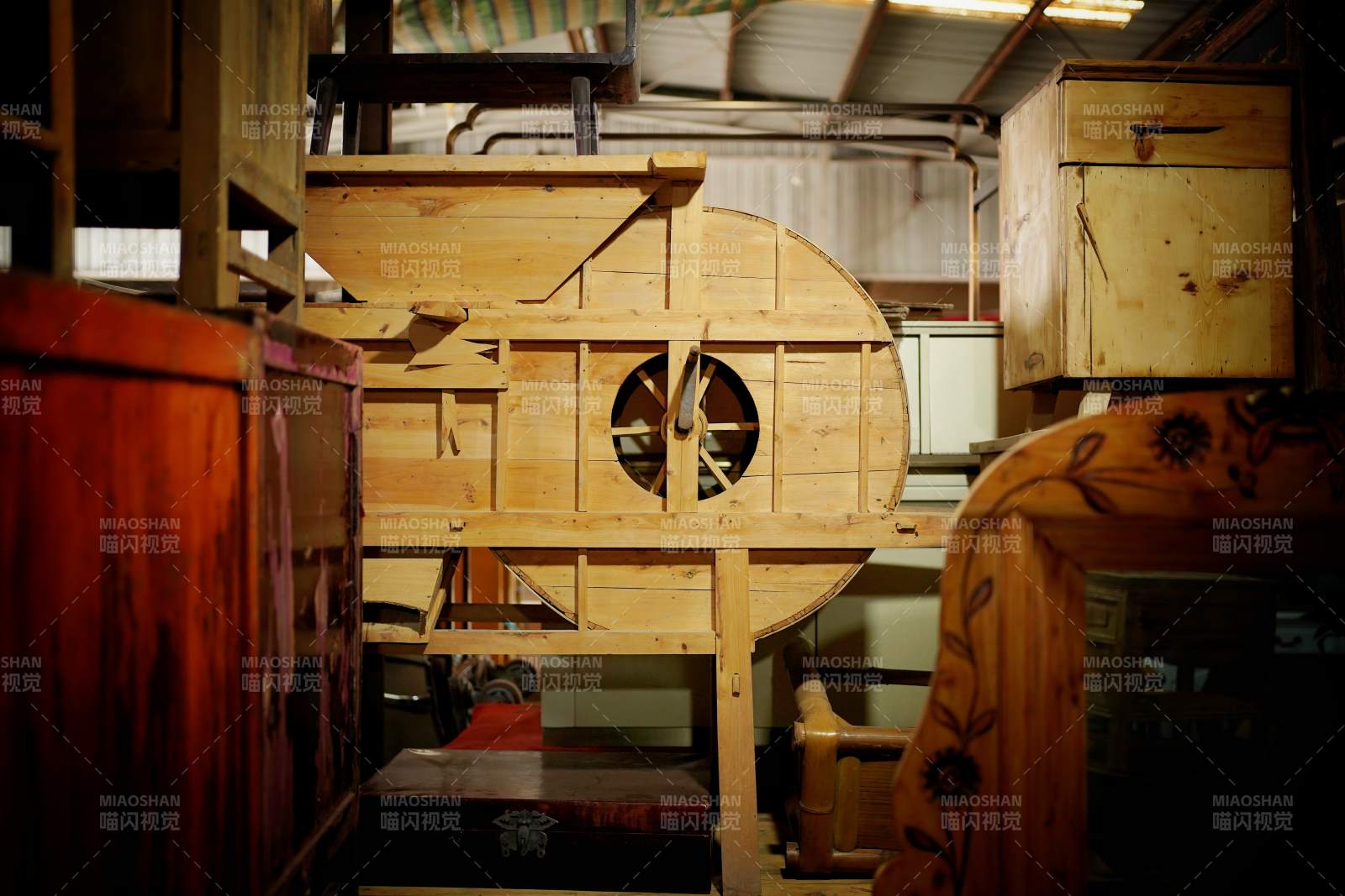 旧货市场木制老式农具展示图片