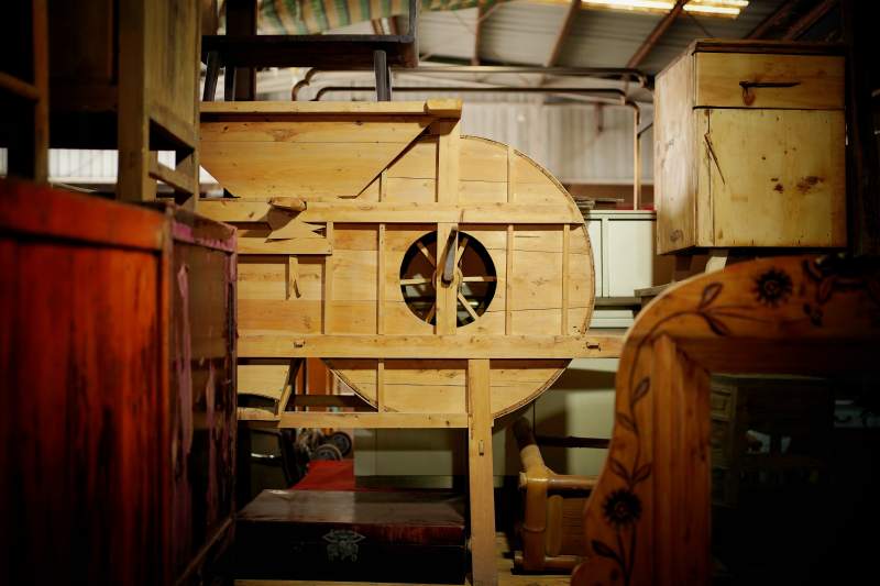 旧货市场木制老式农具展示图片