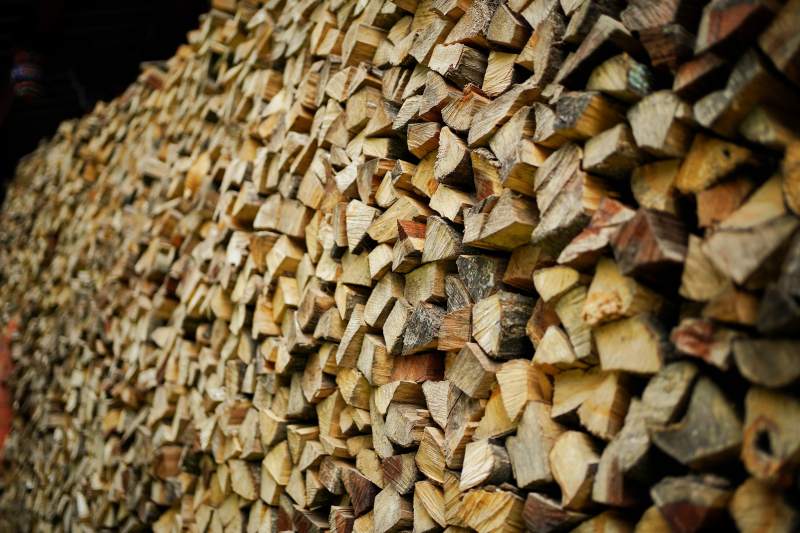 整齐堆放的柴火堆图片
