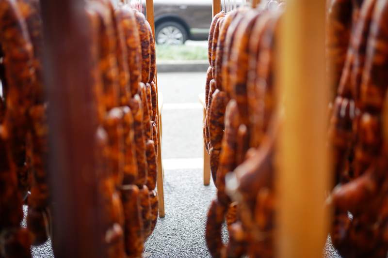 香肠串串挂满架图片