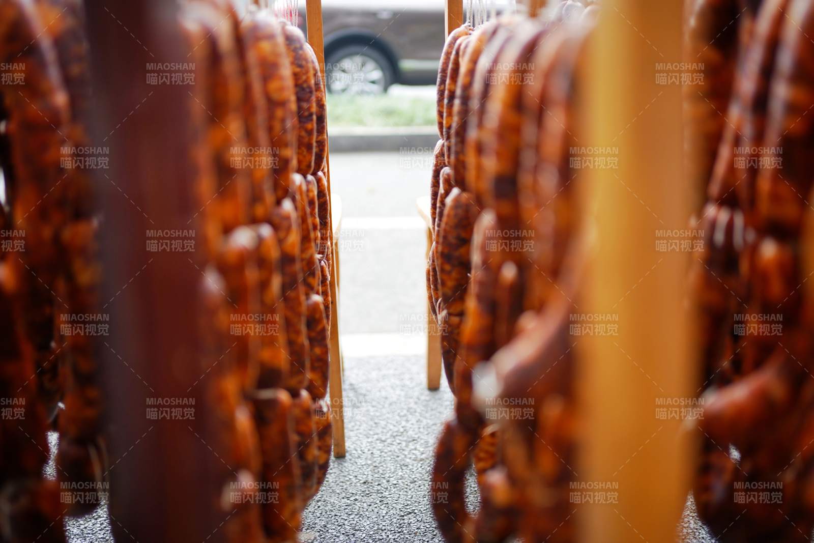 香肠串串挂满架图片