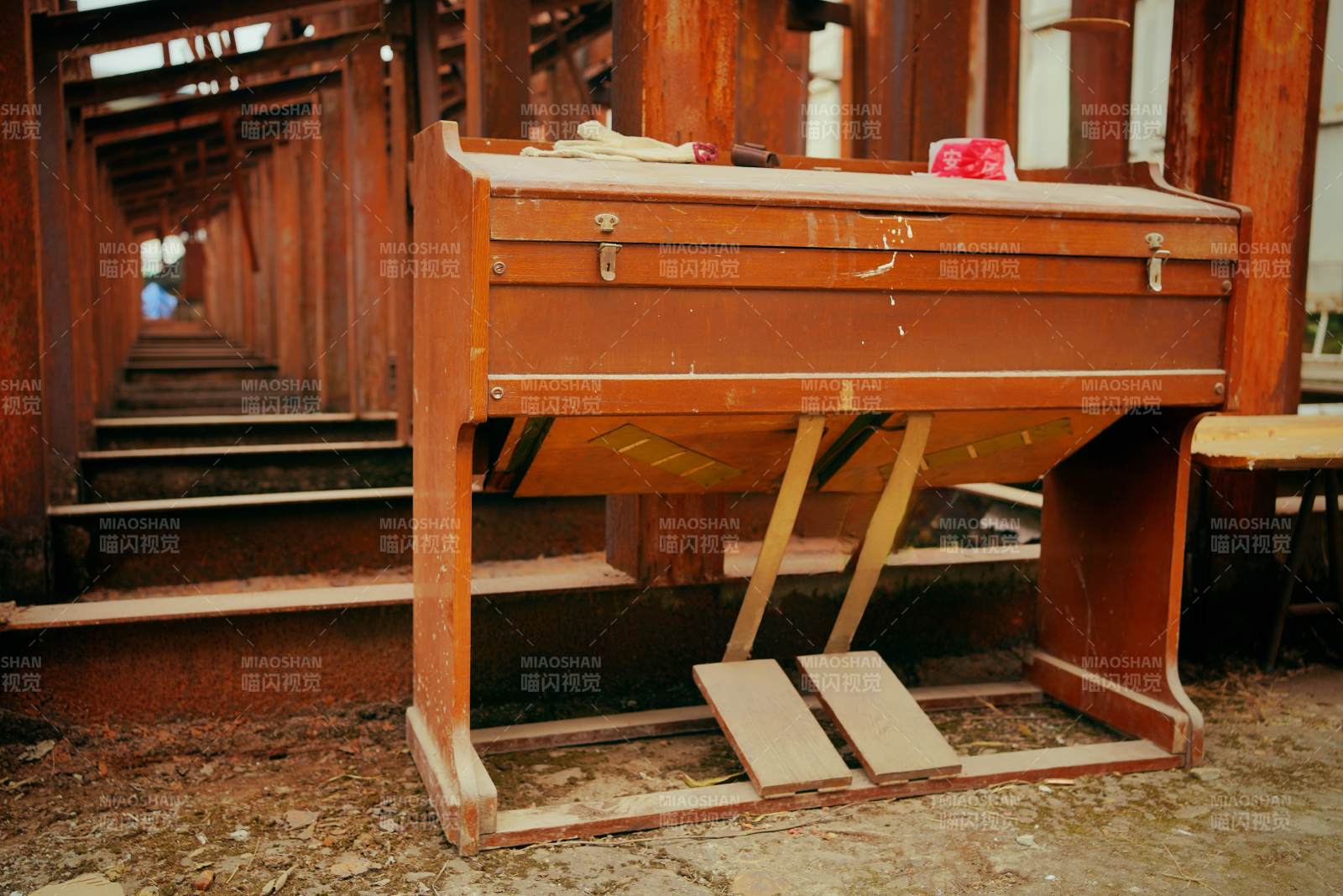 旧式木制风琴图片