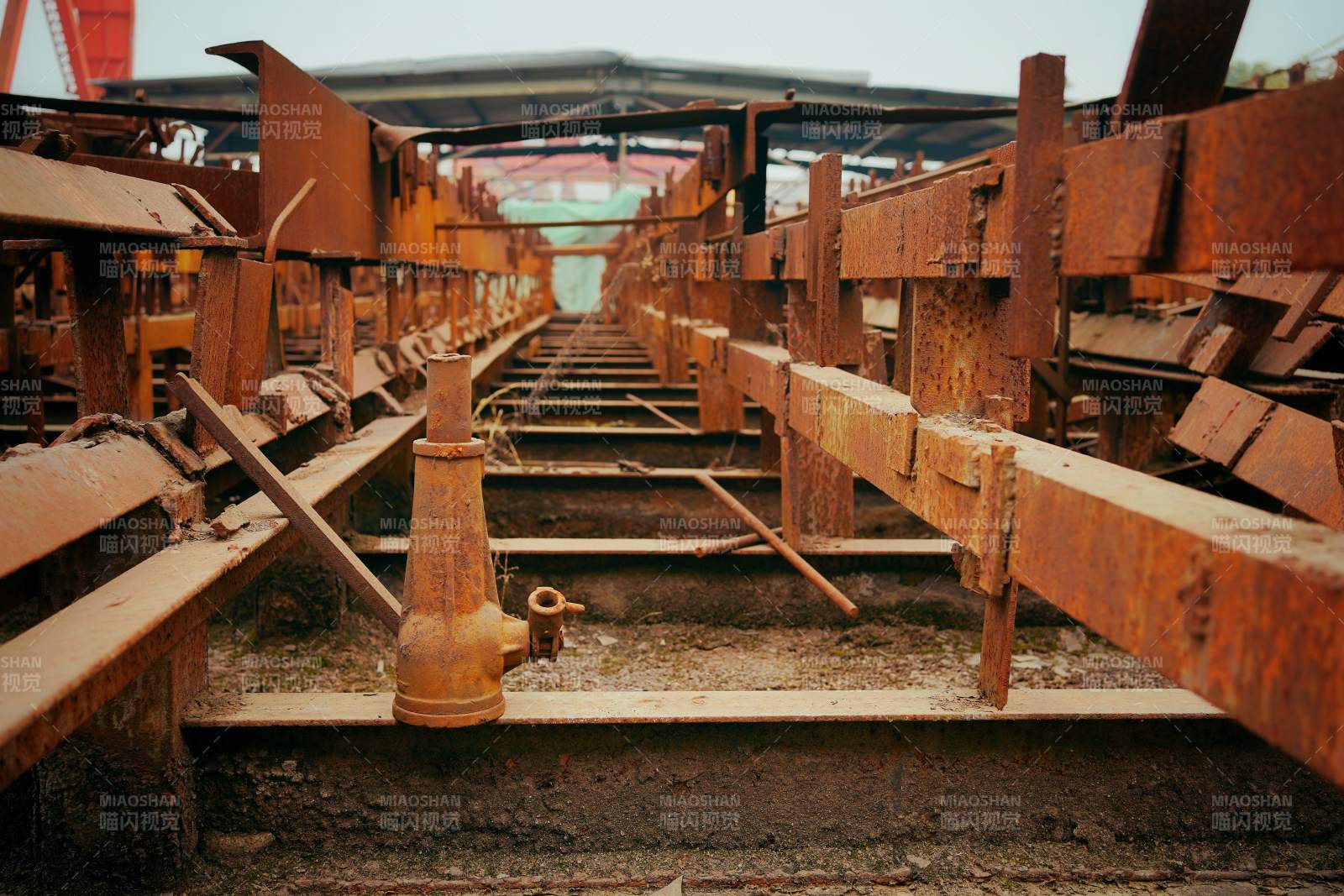 锈迹斑斑的铁轨图片