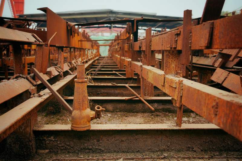 锈迹斑斑的铁轨图片