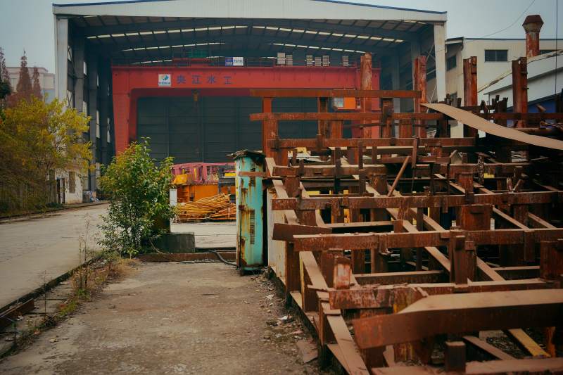 工厂门口的金属架图片