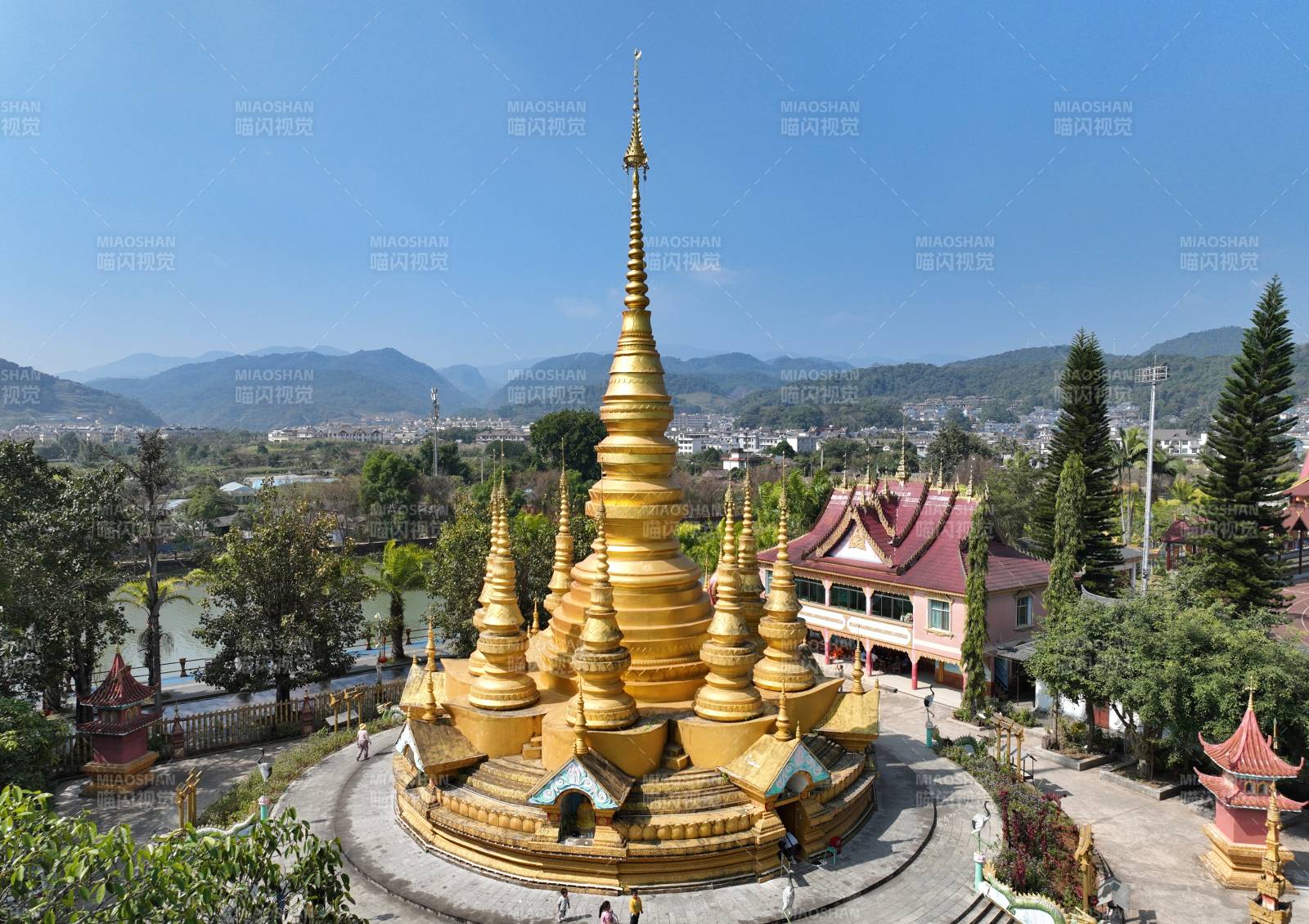 云南孟连的孟连大金塔图片