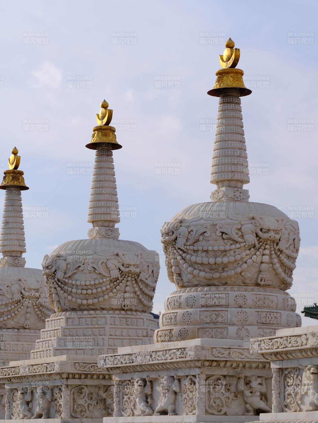 白塔金顶映蓝天～图片