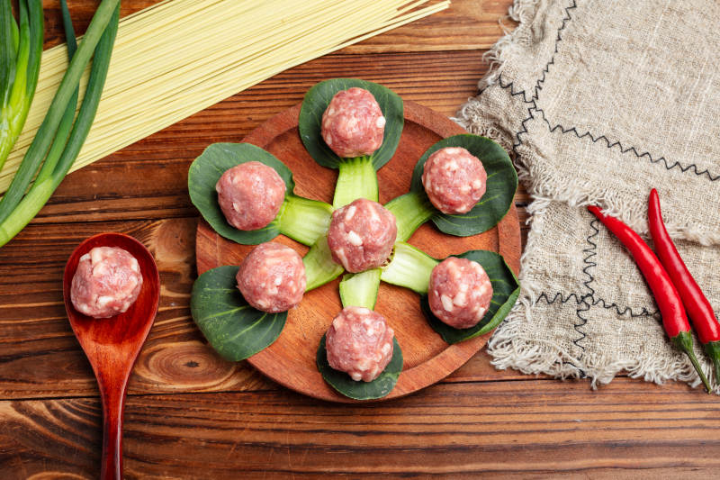 新鲜牛肉丸摆盘艺术图片