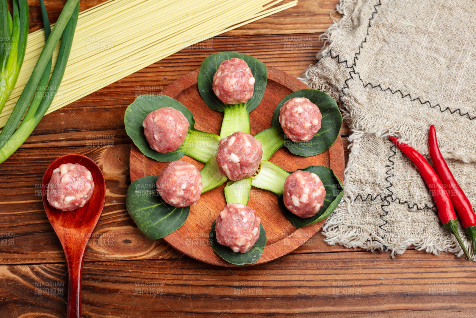 新鲜牛肉丸摆盘艺术图片