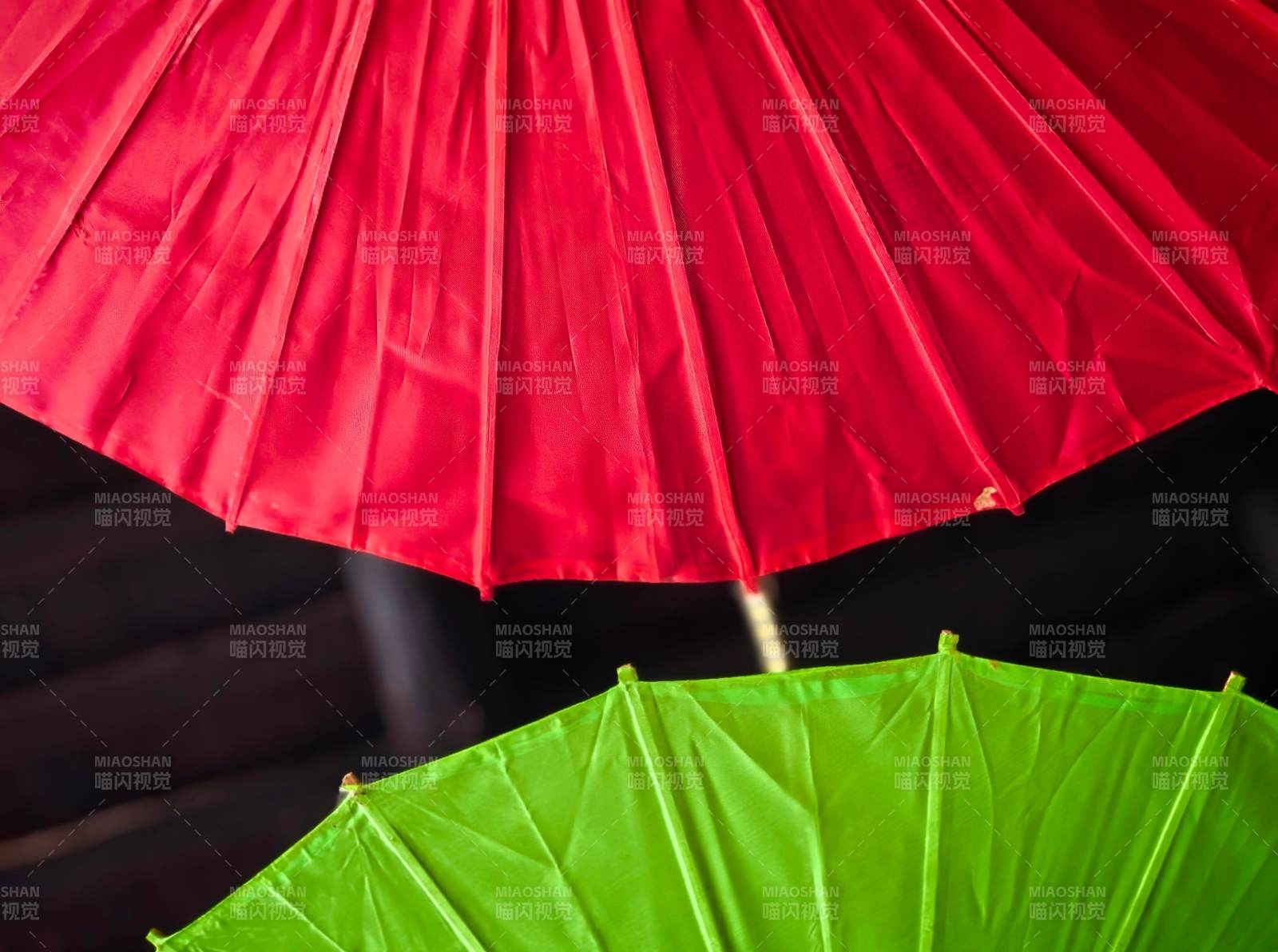 嘉兴海宁南关厢悬挂非遗油纸伞图片