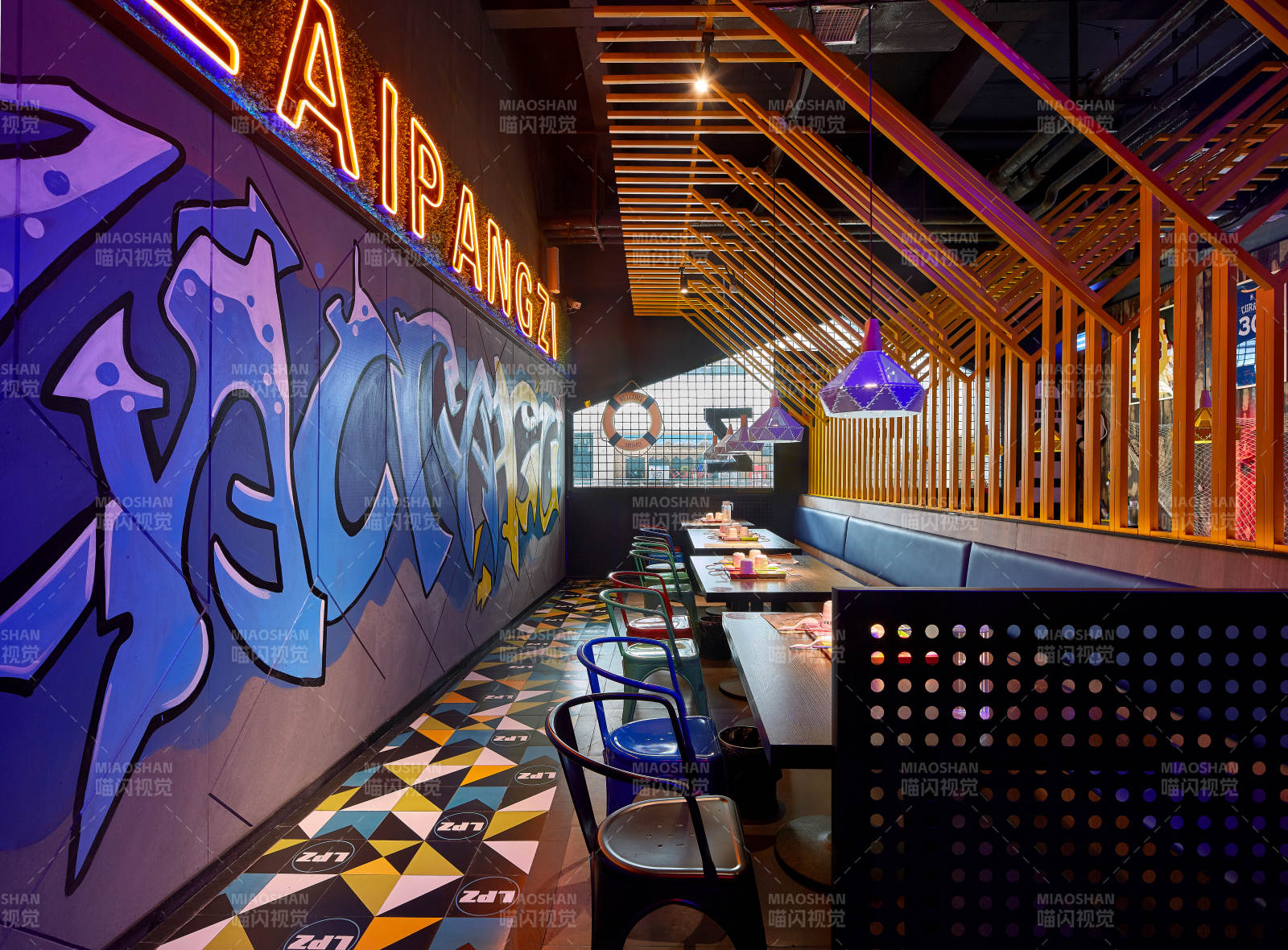 炫彩涂鸦餐厅一角图片