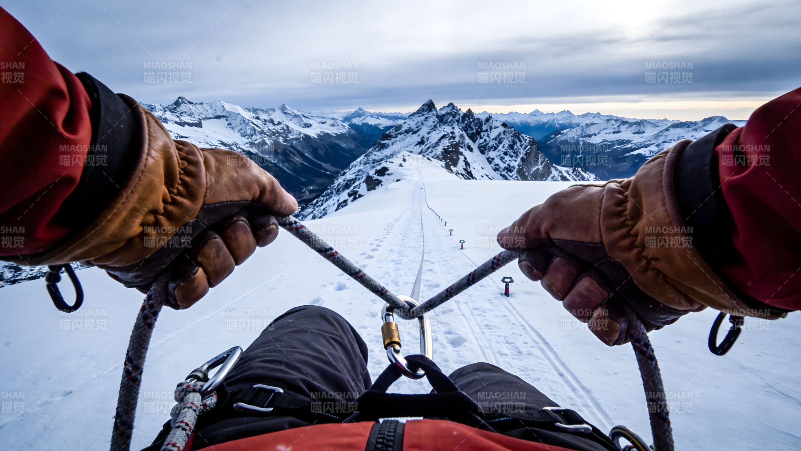 雪山登顶瞬间图片