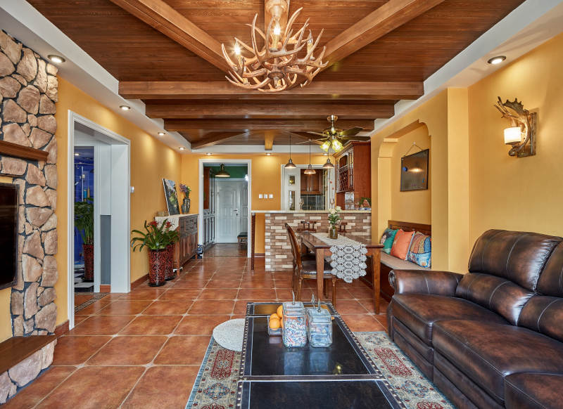 温馨客厅 木梁石墙图片