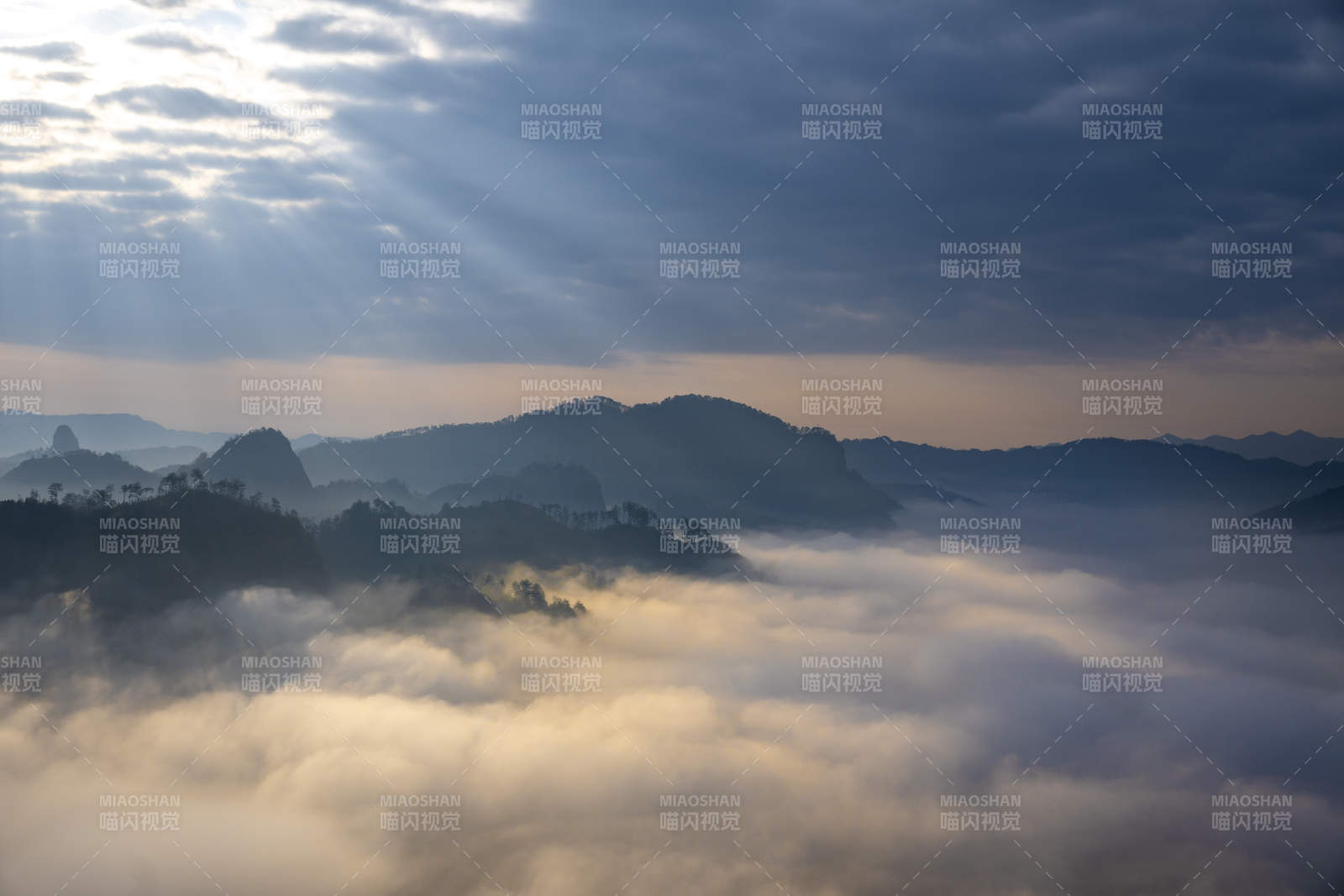 武夷山云海日出山峦图片