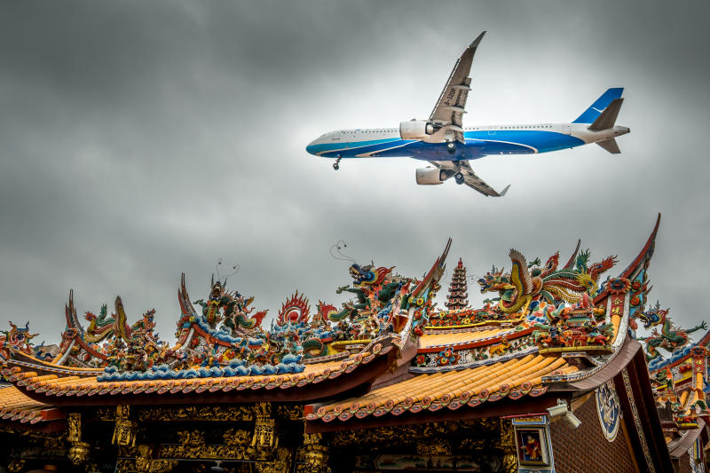厦门飞机掠过庙宇顶图片