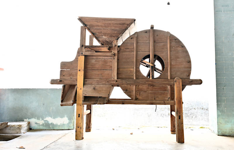 深圳客家民俗博物馆文物展品谷物脱壳机图片