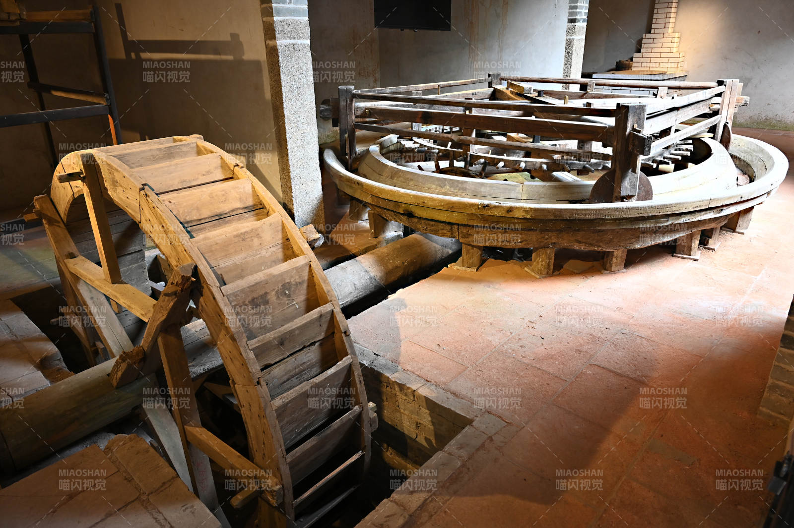 深圳客家民俗博物馆文物古老的榨油机器图片
