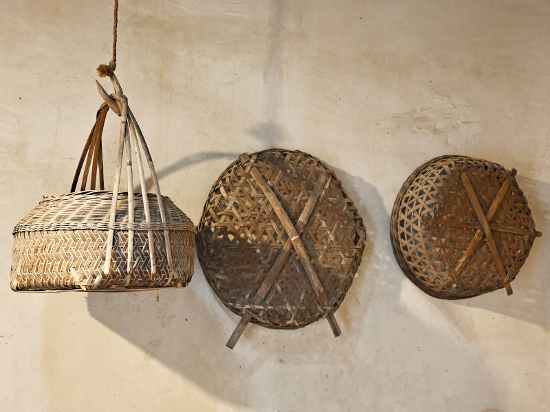 深圳客家民俗博物馆文物展品手工编织竹篮图片