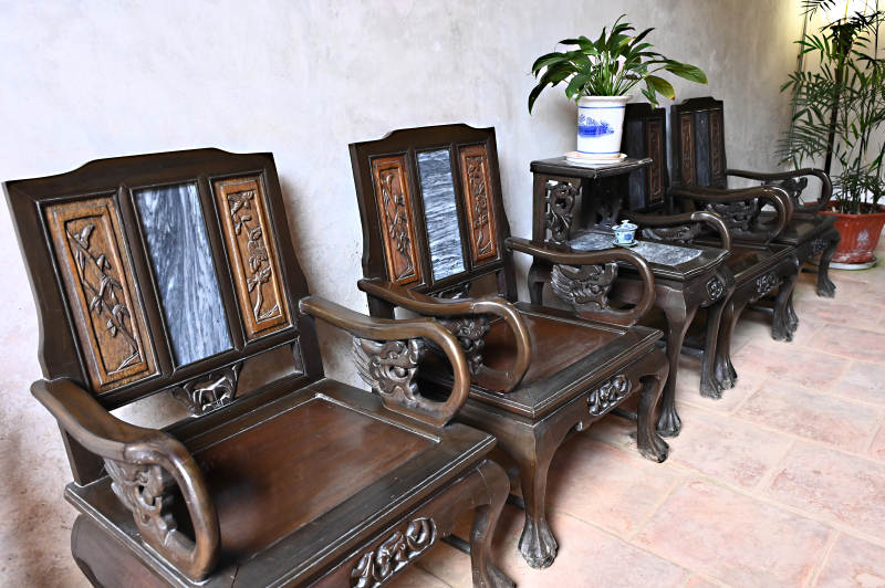 深圳客家民俗博物馆文物展品实木圈椅图片