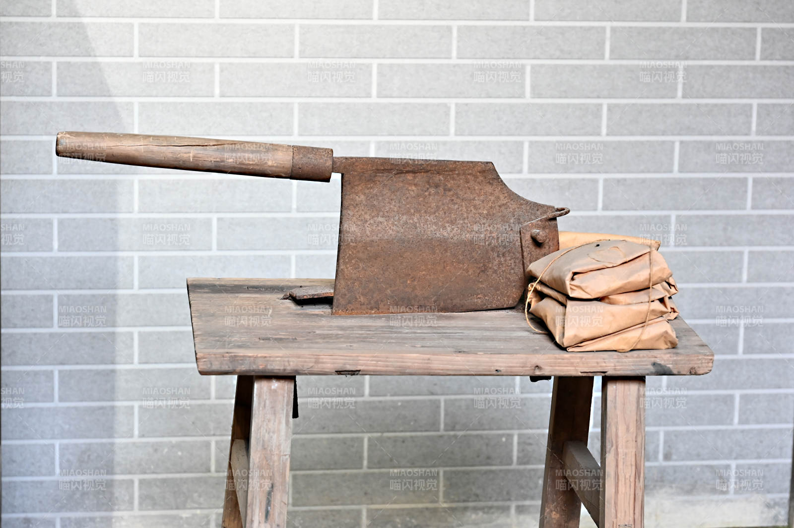 深圳客家民俗博物馆文物展品老中药铡刀图片