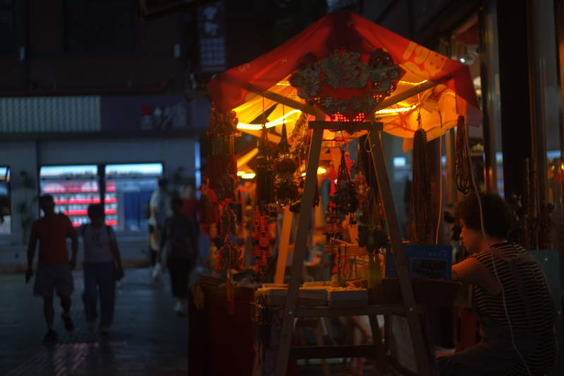 夜市小摊灯火通明图片