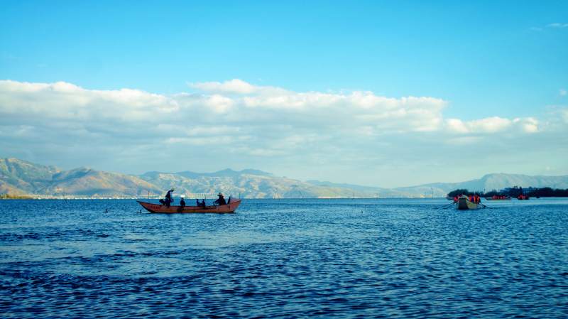 云南大理洱海 湖上行舟图片