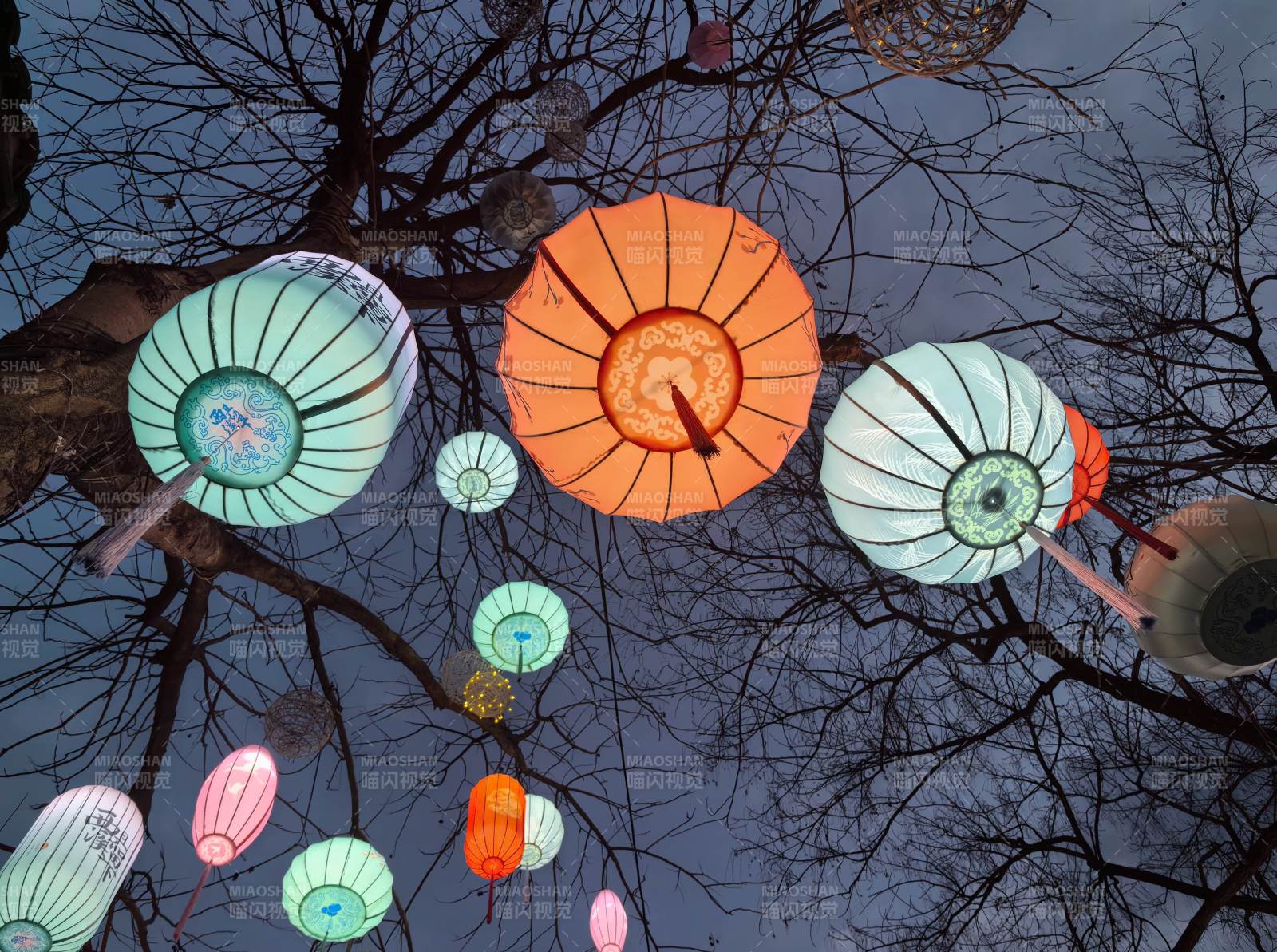 彩灯映夜空图片