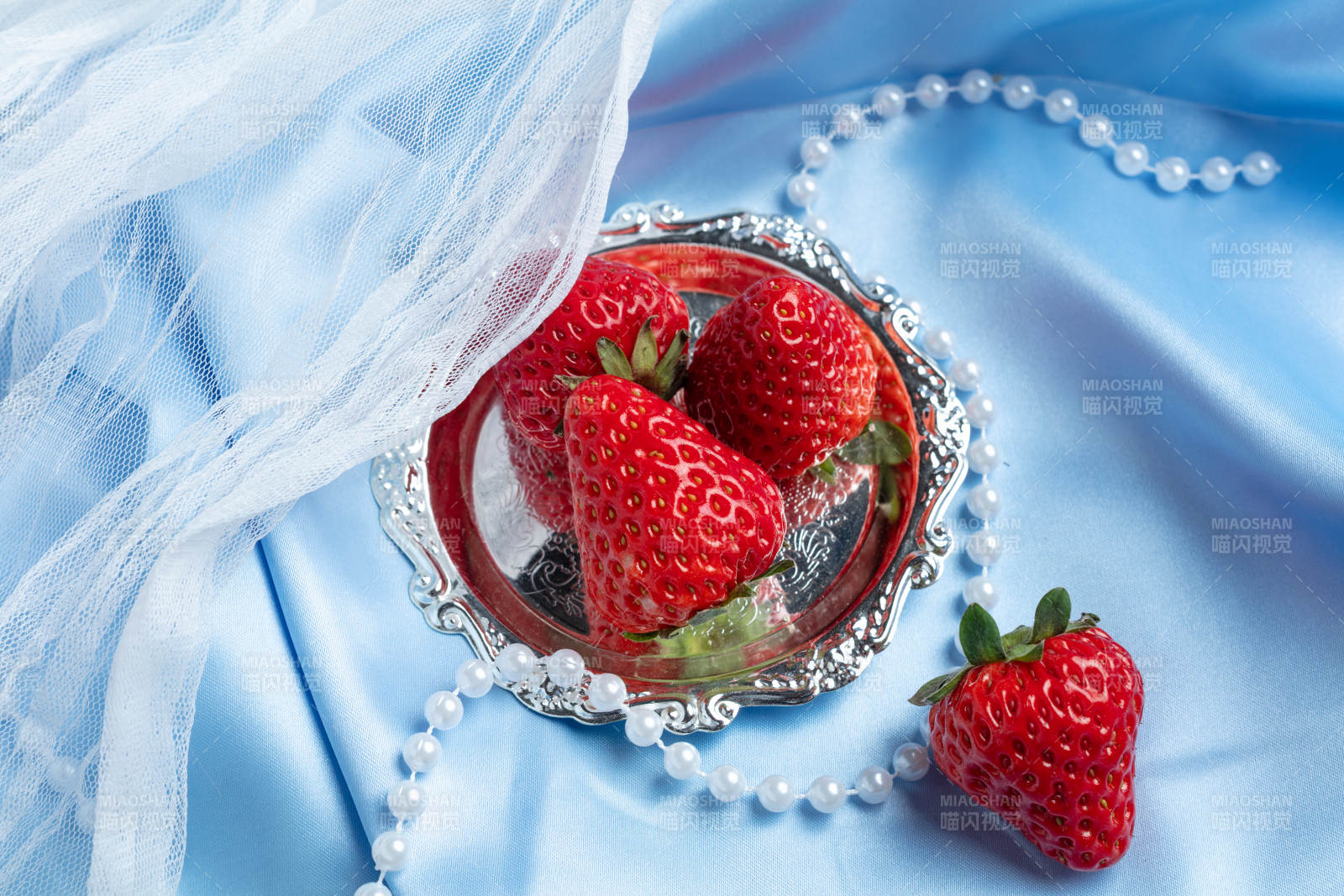 草莓与珍珠的优雅图片