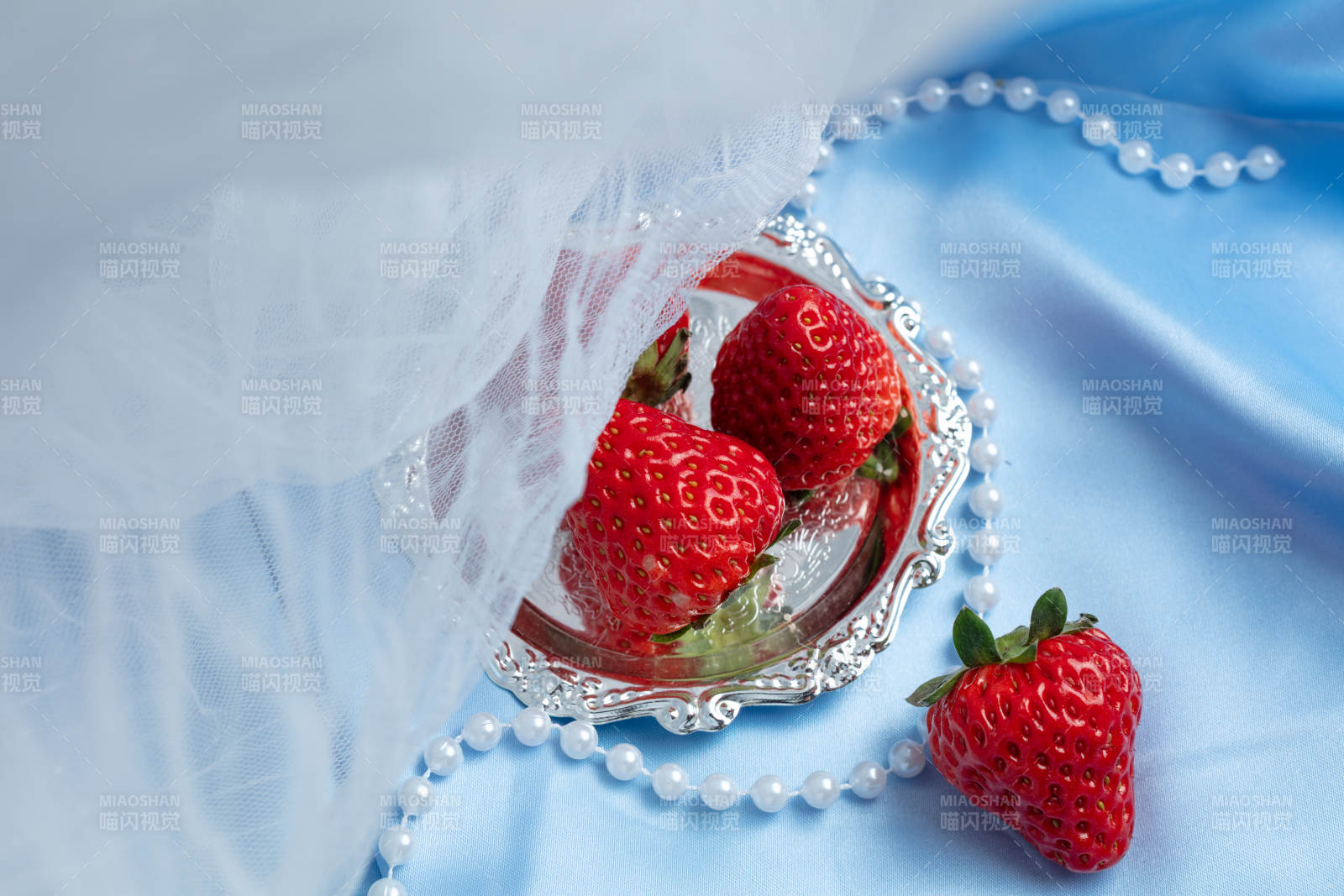 草莓与珍珠的邂逅图片