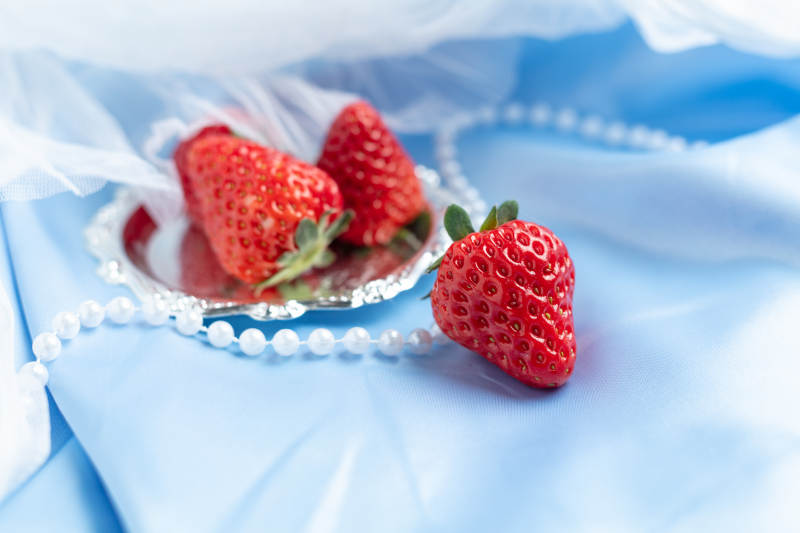 草莓与珍珠的邂逅图片