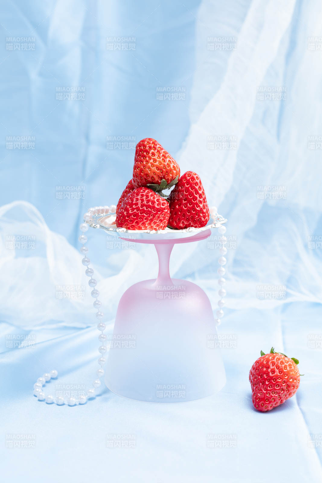 草莓与珍珠的邂逅图片