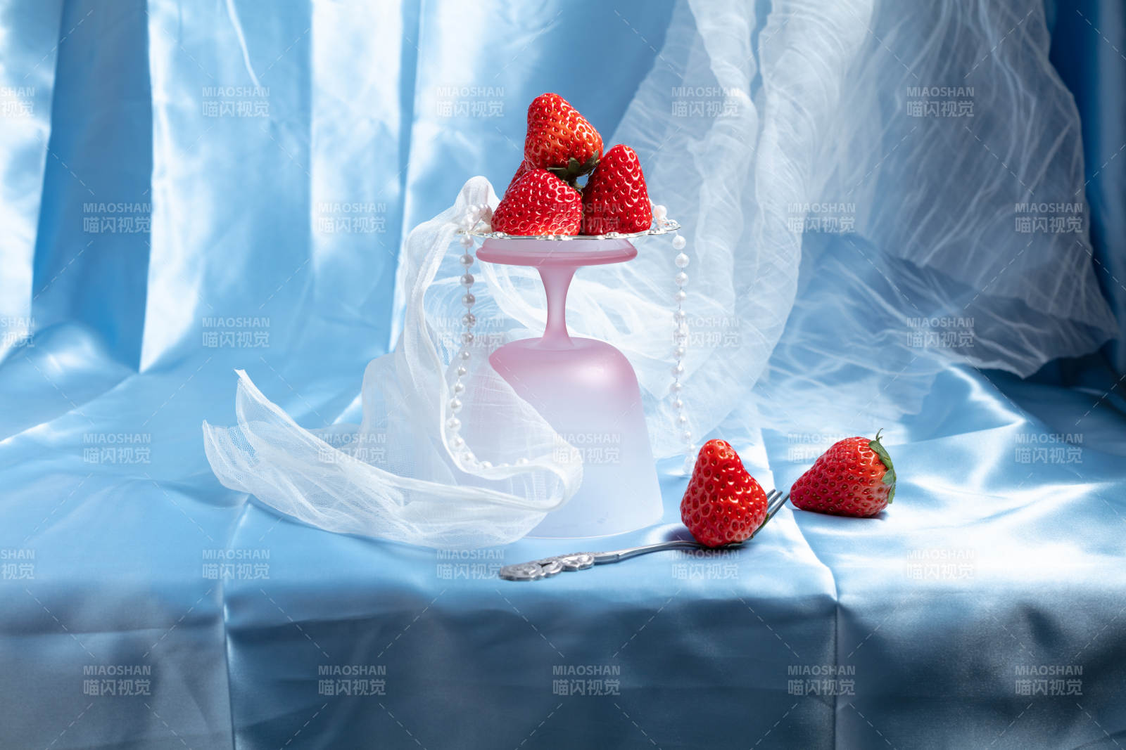 草莓与珍珠的静谧图片