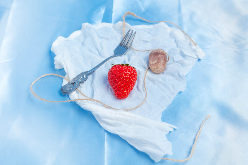 草莓与叉子的静物图片
