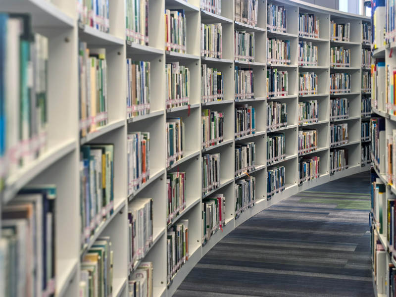 图书馆书架长廊图片