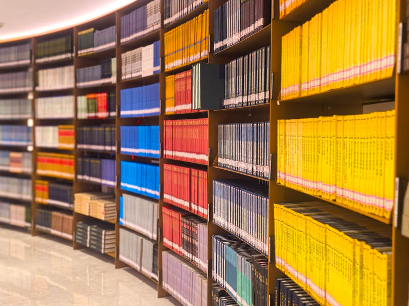 书架上的彩色书籍图片